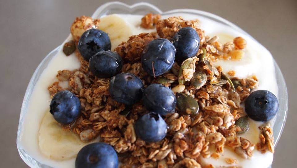 Yoğurt üstünde granola ve yaban mersini